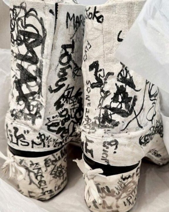 Martin Margiela anuncia leilão ultra histórico de acervo pessoal com peças de quase 40 anos
De botas pintadas a relíquias de família, descubra os itens mais conceituais do acervo do criador da Maison Margiela que irão à leilão