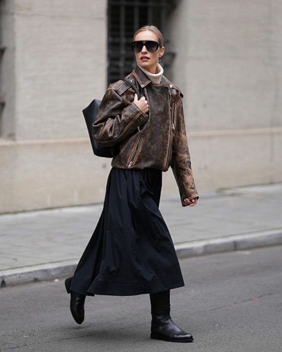 Do tênis à bota: 5 sapatos tendência para combinar com saia midi e arrasar no look