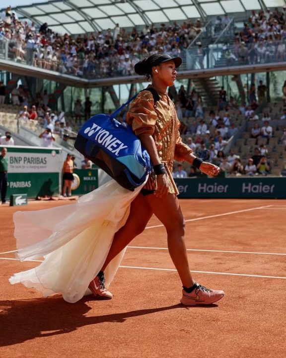Naomi Osaka transforma Roland-Garros em passarela de luxo