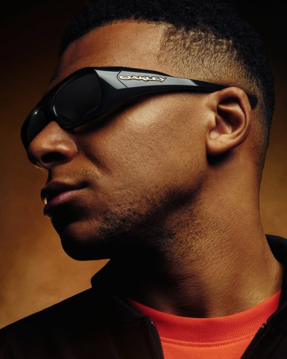 Oakley lança coleção inédita de óculos futuristas com Mbappé e Jaylen Brown