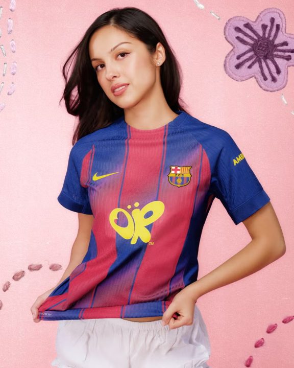 Olivia Rodrigo e Barcelona lançam coleção cápsula inédita que une moda, música e futebol
