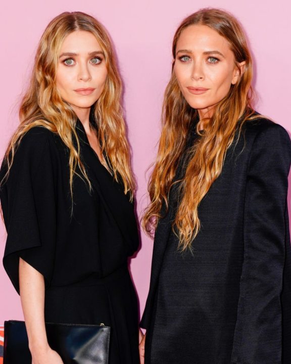 Gêmeas de bolsas! Mary-Kate e Ashley Olsen combinam acessórios em rara aparição juntas