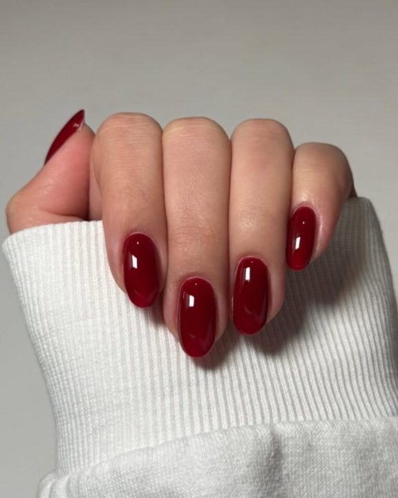 Qual cor de esmalte está na moda? 9 tons tendência para um visual estiloso e elegante
Do minimalismo do Cloud Dancer ao drama do vinho e do marrom: descubra quais são as cores de esmalte em alta
