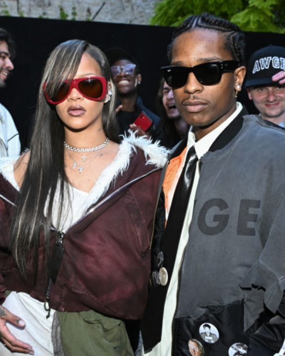 Combinados! Rihanna e A$AP Rocky usam bolsas da Chanel em looks de Dia das Mães