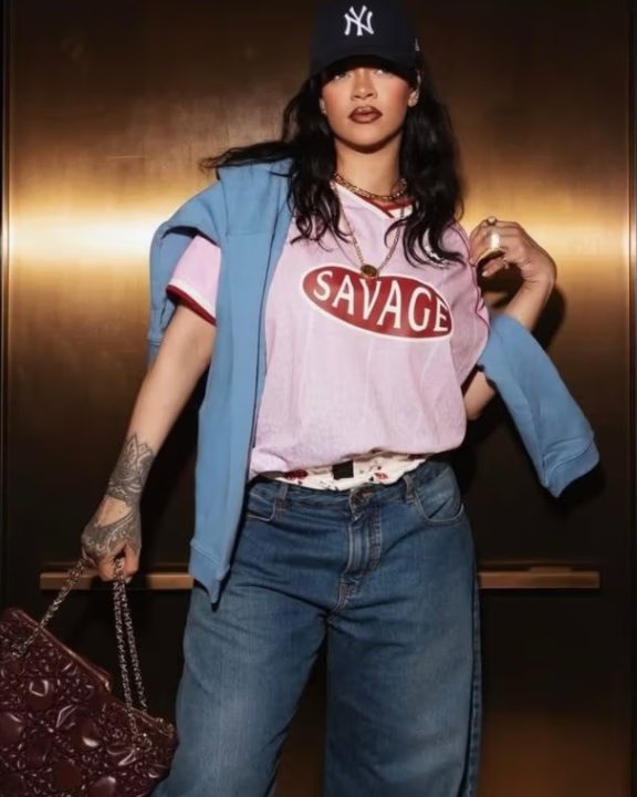 Fim da linha para a Puma? Tênis de Rihanna indica fim de contrato bilionário da Fenty; entenda
Rihanna foi vista em NY usando tênis exclusivo da Nike com Jacquemus, o que trouxe à tona um possível fim de contrato com a Puma