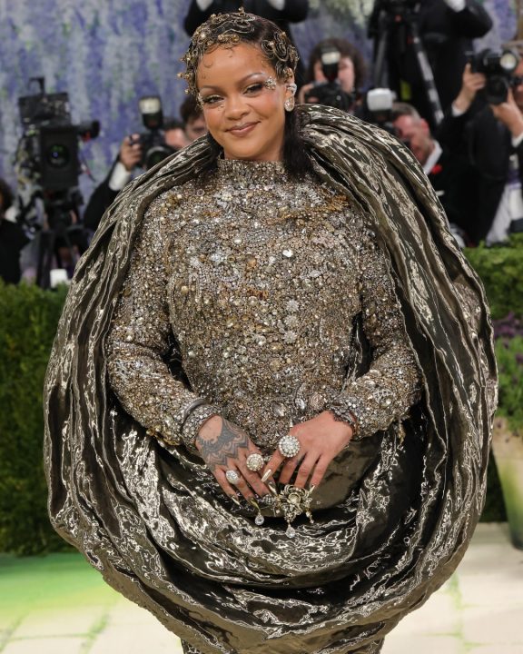 Joia rara: Rihanna aposta em look escultural e brilha ao lado de A$AP Rocky no Met Gala