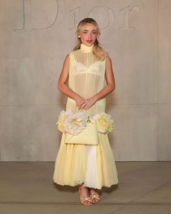 Sabrina Carpenter no desfile Cruise 2027 da Dior