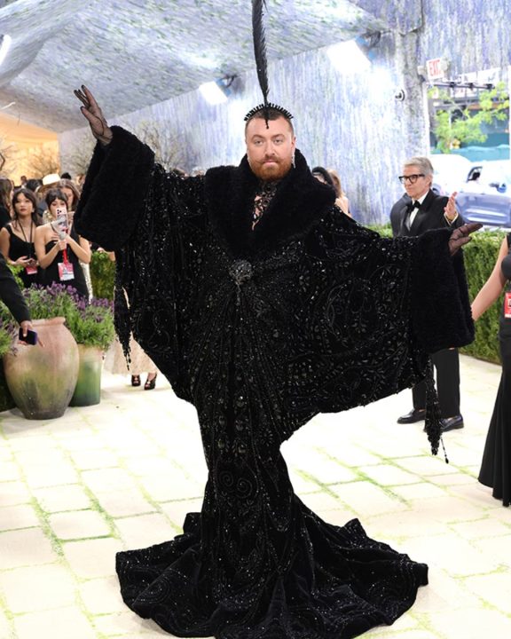 Sam Smith canaliza Malévola no Met Gala 2026 com look dramático e pedrarias