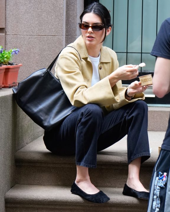 O icônico sapato flat: como usar o modelo favorito de Kendall Jenner em looks sofisticados