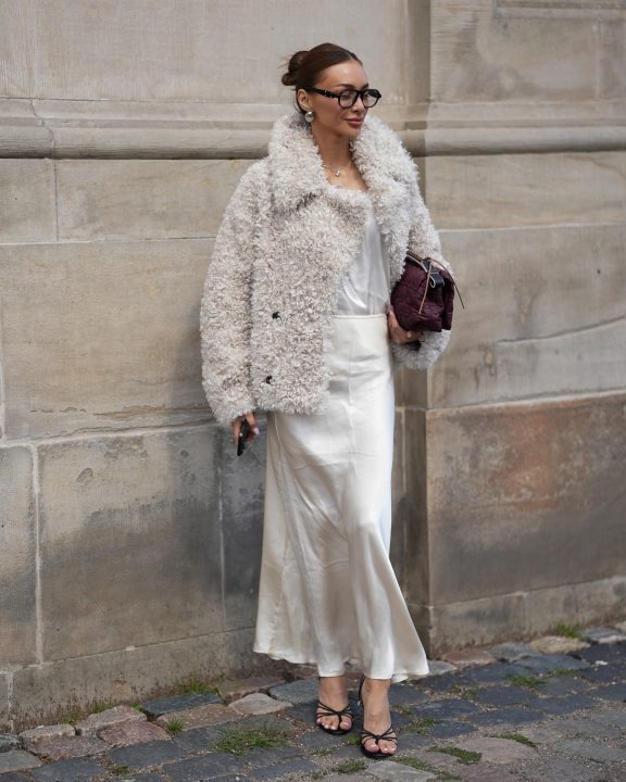 Que sapato usar com saia de cetim? Os 4 modelos perfeitos para looks do dia a dia