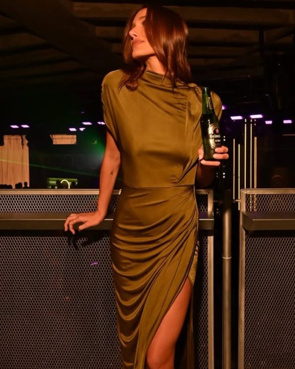 Como usar vestido com fenda? Sasha Meneghel ensina como com peça verde-oliva