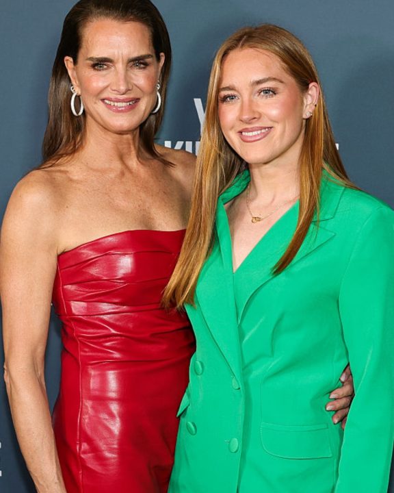Estilo de mãe e filha: Brooke Shields e Rowan Henchy apostam no monocromático em NY
Brooke e filha mostram sintonia fashion ao apostarem em produções monocromáticas e estrela brilha com vestido vermelho de couro