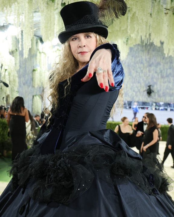 Stevie Nicks no Met Gala: Estreia da musa dos anos 70 tem vestido da Zara por John Galliano