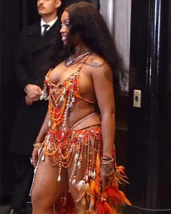 Conjunto de crochê feito à mão: SZA elege grife brasileira para o pós-Met Gala