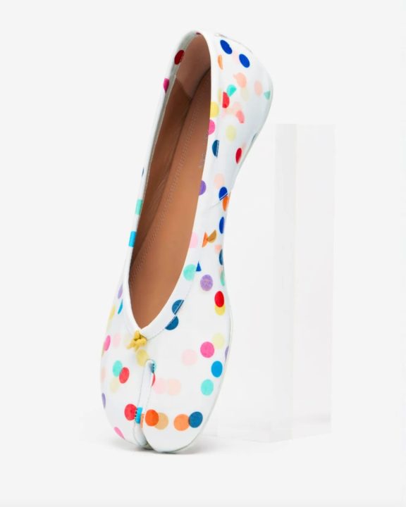 Maison Margiela entra na trend do poá e transforma clássico Tabi com bolinhas coloridas