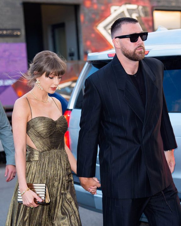 Taylor Swift se inspira na old Hollywood e usa joias históricas ultra raras de Elizabeth Taylor
Cantora pop Taylor Swift surpreendeu os fãs ao resgatar um conjunto raríssimo de opalas que pertenceu à lendária atriz de Hollywood