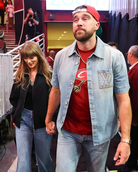 Jeans ‘barrel’: Como usar a calça queridinha de Taylor Swift com muito estilo?