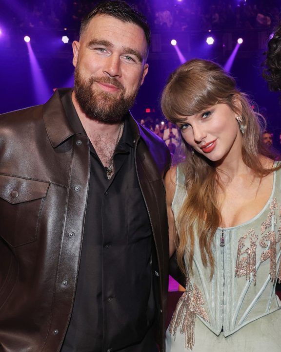 Com Travis Kelce, Taylor Swift aposta em vestido corset e ‘it-bag’ verde menta de 10 mil