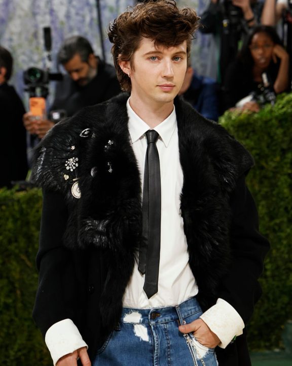 Erro fashion: O cantor que quebrou regra de moda do Met Gala imposta por Anna Wintour
Considerado um dos maiores tabus da editora da Vogue, Anna wintour, o look do cantor Troye Sivan chamou atenção de jeito negativo; entenda!