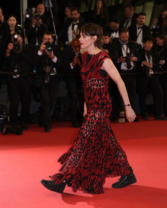 Vestido Chanel e tênis vintage: Kristen Stewart une elegância e conforto em Cannes
