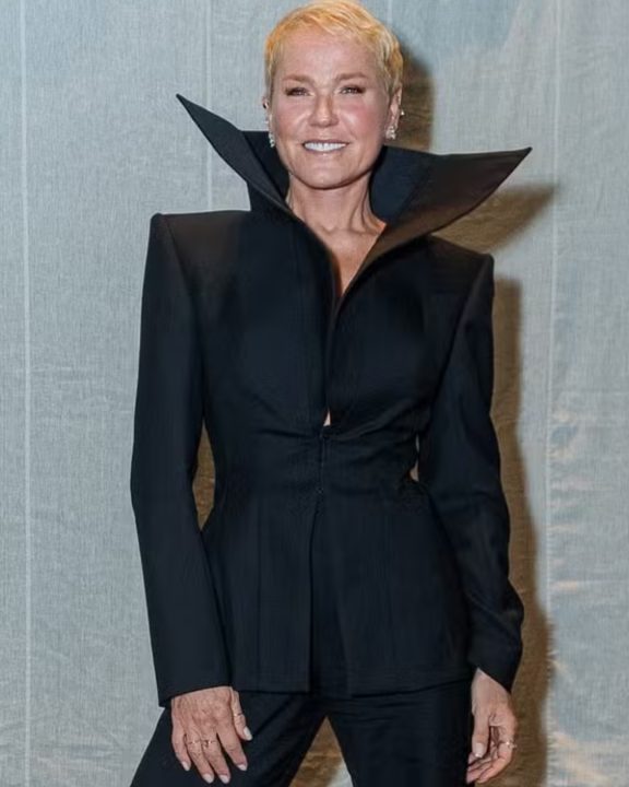 Com gola pontiaguda, Xuxa elege alfaiataria futurista em desfile da Mondepars, de Sasha