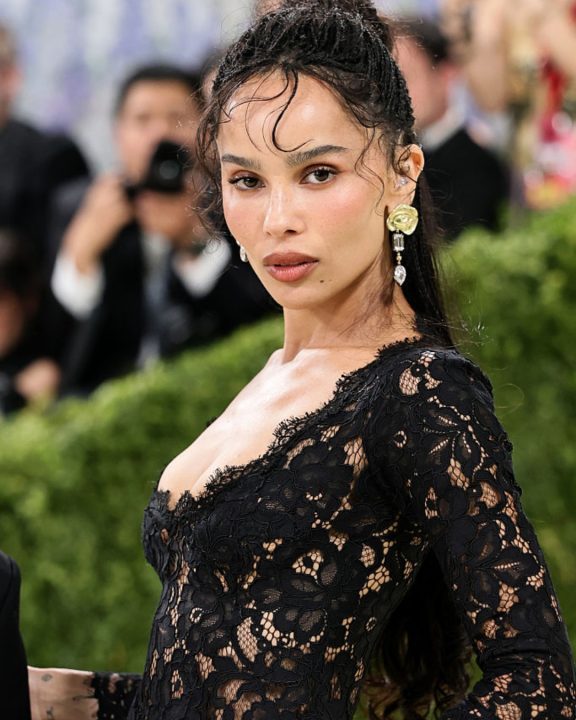 Zoë Kravitz usa visual gótico da YSL e detalhe de noivado com Harry Styles chama atenção