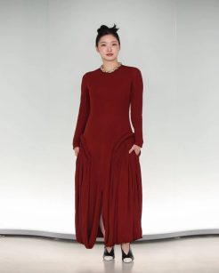 Go Eun Kim usando o vestido granada da coleção Outono 2026 - Foto: Chung Sung-Jun/Getty Images para CHANEL