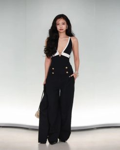 Jennie usando um look da coleção Resort 2027 - Foto: Chung Sung-Jun/Getty Images para CHANEL
