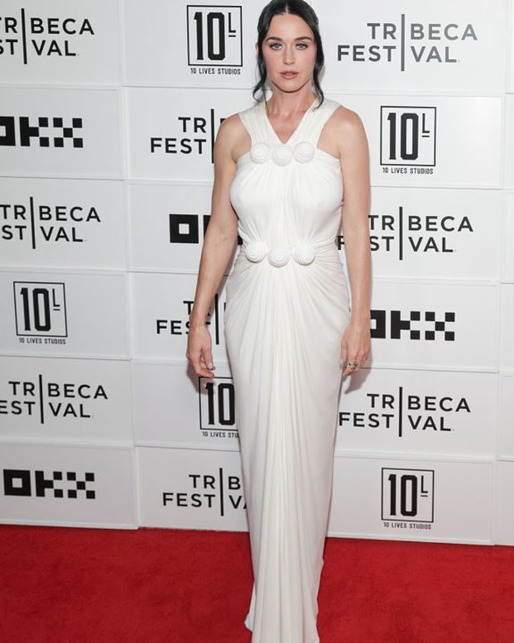 Casalzão! Ao lado de Justin Trudeau, Katy Perry arrasa com vestido branco luxuoso da Lanvin