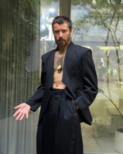 Primeira campanha masculina com Sarah Burton - Foto: Divulgação/Givenchy