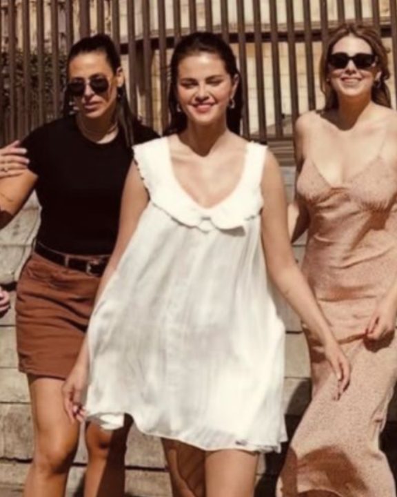 Selena Gomez encara tendência do vestido babydoll