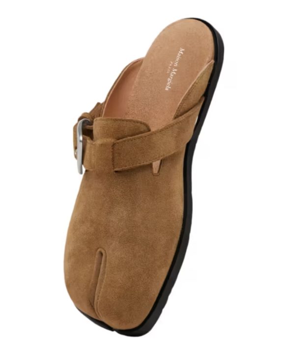 Tabi Daily Mule: Maison Margiela lança modelo de bico dividido sem salto em couro
O clássico cult mudou! Conheça o Tabi Daily Mule, a nova versão leve e fácil de calçar da Maison Margiela para os dias de calor