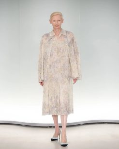 Tilda Swinton usando um look da coleção de Alta Costura Primavera 2026 - Foto: Chung Sung-Jun/Getty Images para CHANEL