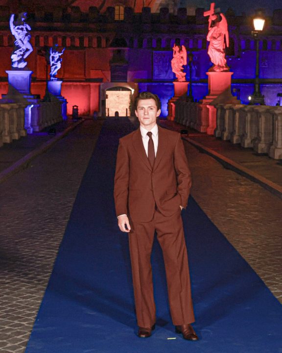 Tom Holland usa um look Louis Vuitton feito sob medida na estreia de “Homem-Aranha: Um Novo Dia” em Roma. - Foto: Divulgação