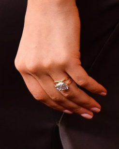 Zendaya usando a aliança de ouro com seu anel de noivado na estreia da 3ª temporada de "Euphoria" em 7 de abril de 2026 - Foto: Chris Delmas/Getty Images