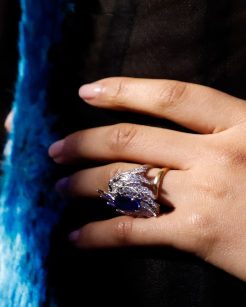 Zendaya usando a aliança de ouro com um anel de destaque na estreia de "The Drama" - Foto: - Foto: Taylor Hill/Getty Images
