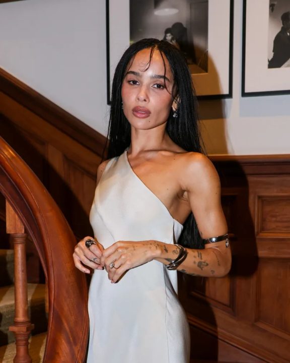 Zoë Kravitz de seda branca em festa