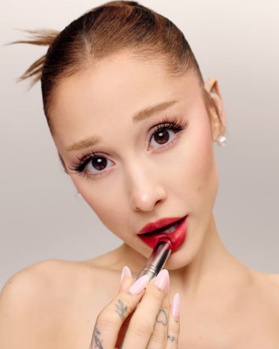 Ariana Grande lançamento da r.e.m. beauty