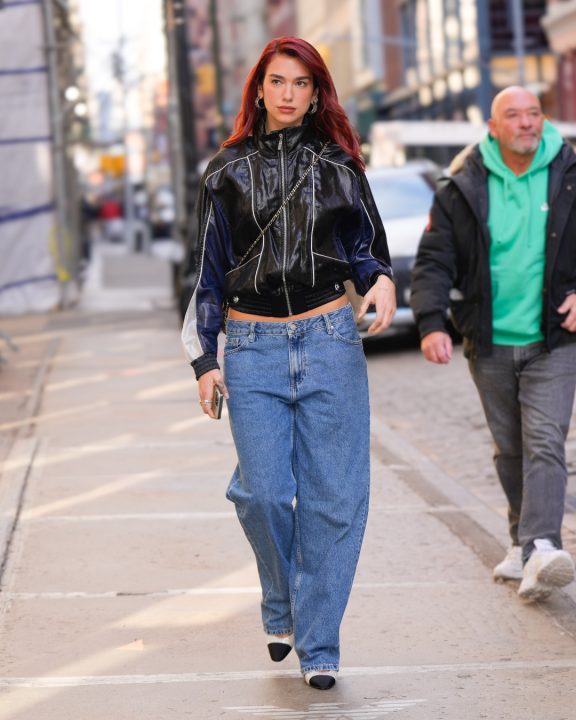 Calça baggy é a favorita da Dua Lipa