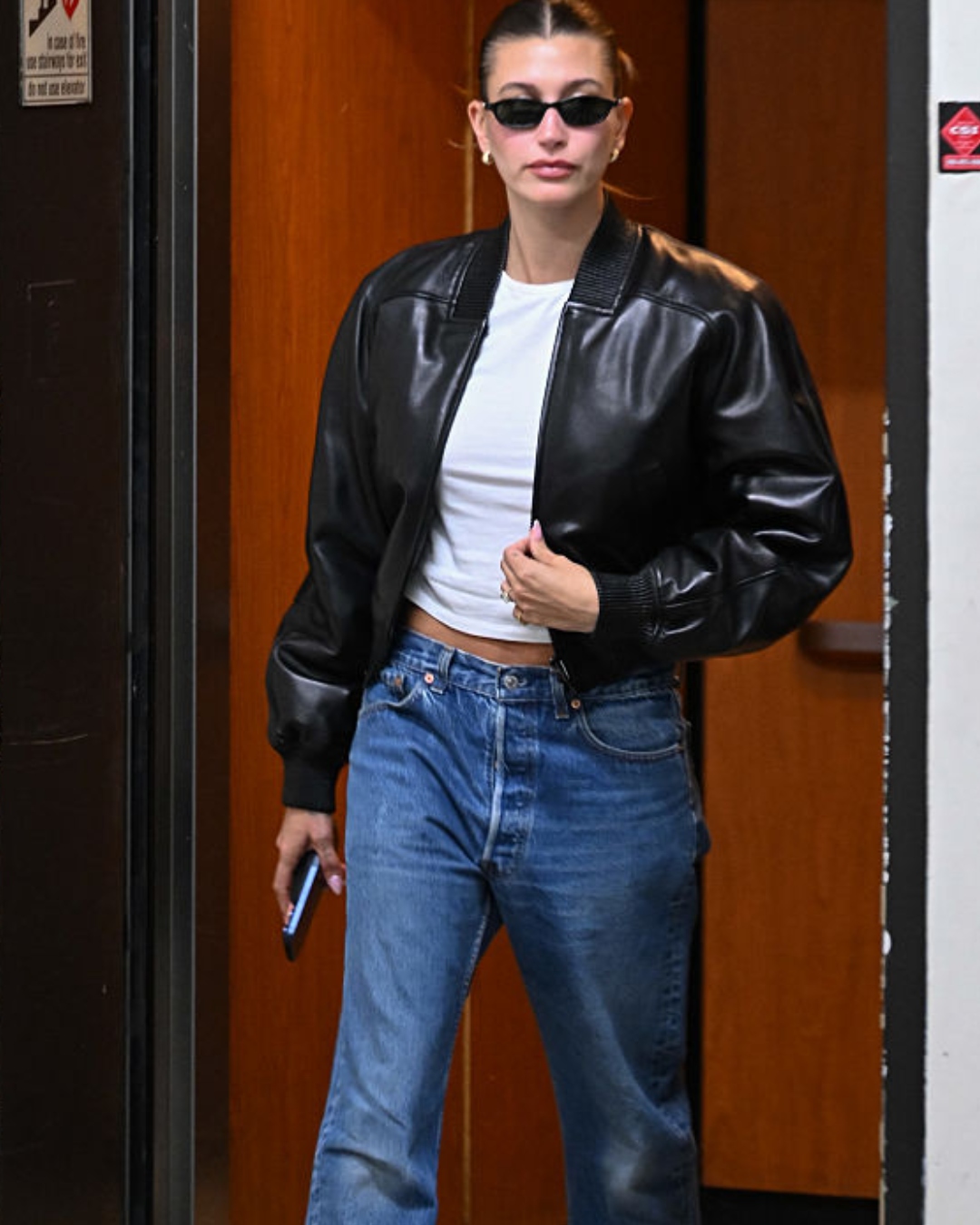 <h1><span style="font-weight: 400;">Jeans e camiseta: 5 peças para deixar a combinação clássica ainda mais estilosa</span></h1>
<h2><span style="font-weight: 400;">Descubra como elevar o visual básico de jeans e camiseta com truques simples de styling e peças que mudam tudo!</span></h2>
