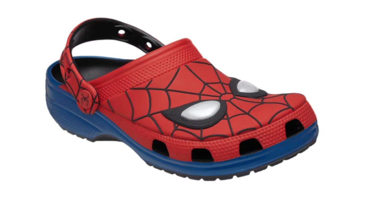 Crocs x Homem Aranha: o icônico Classic Clog ganha inspiração no uniforme do personagem