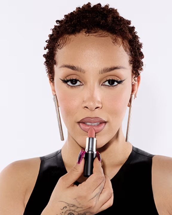 Doja Cat e MAC Cosmetics lançam coleção de batom