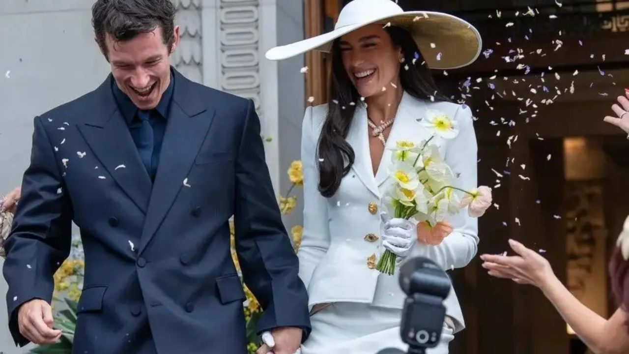 Callum Turner de Ferragamo: o look sob medida do marido de Dua Lipa no casamento
