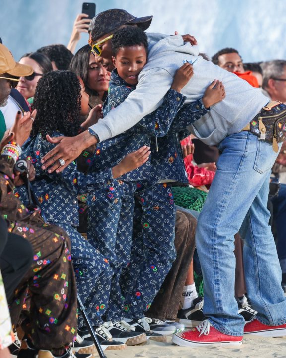 Família de Pharrell Williams em desfile da Louis Vuitton