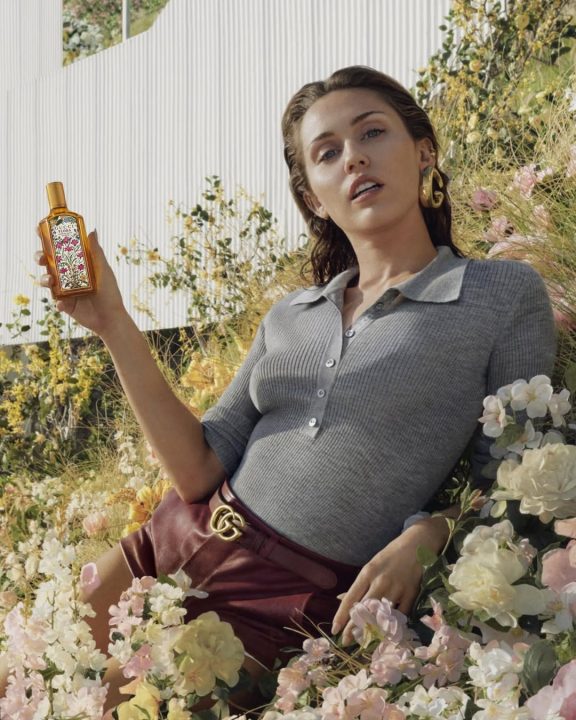 De polo Gucci e microshort de couro, Miley Cyrus estrela nova campanha de beleza