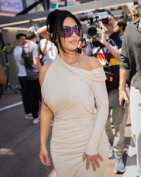 Look de Kim Kardashian no GP de Mônaco