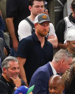 Look Príncipe Harry no jogo da NBA