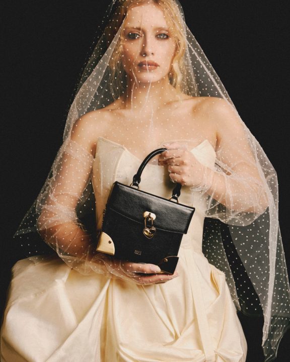 Com Maria Braz, Schutz atualiza códigos do casamento em campanha de Dia dos Namorados