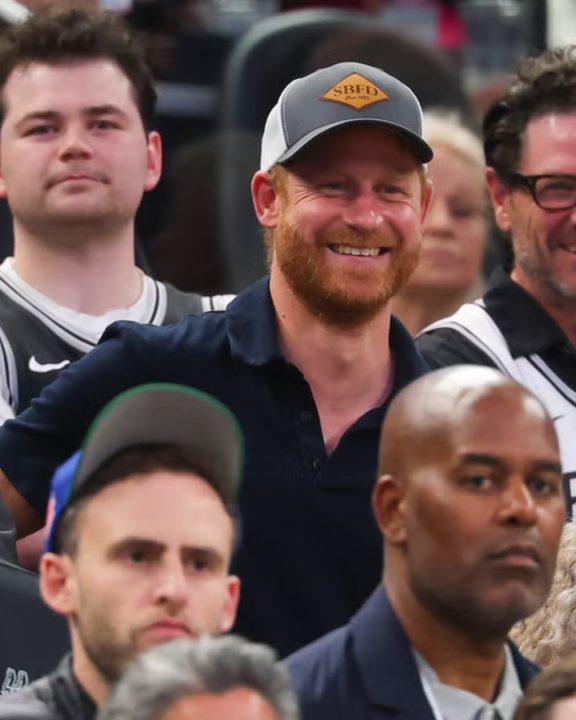 Look Príncipe Harry no jogo da NBA