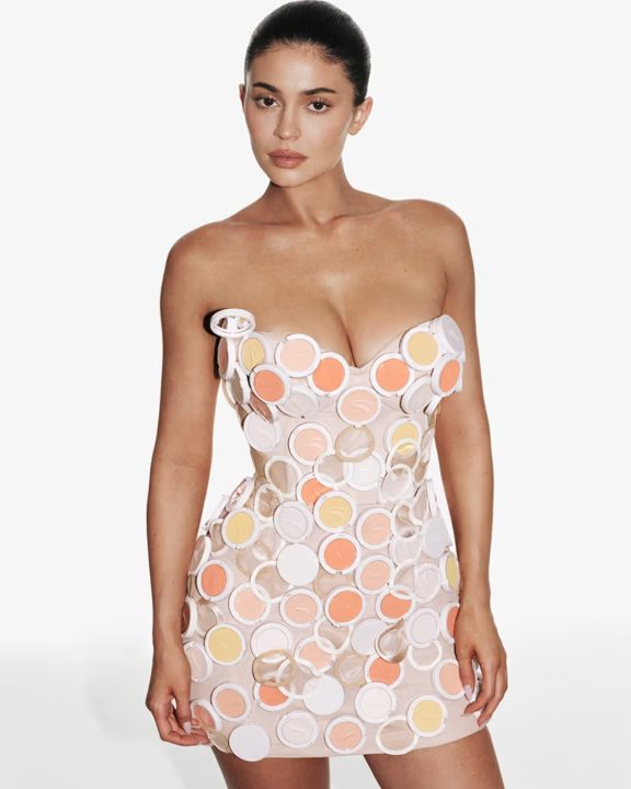 Vestido de pó de maquiagem de Kylie Jenner